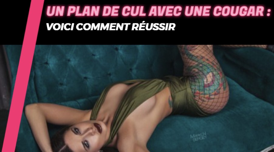 Photo d'une cougar en tenue ultra sexy allongée sur un canapé en attente d'un plan cul elle a un tatouage de dragon sur la cuisse gauche